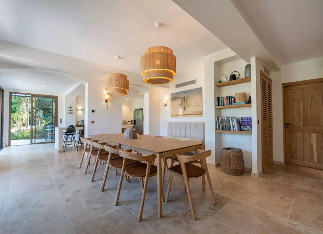 Salon lumineux avec mobilier contemporain