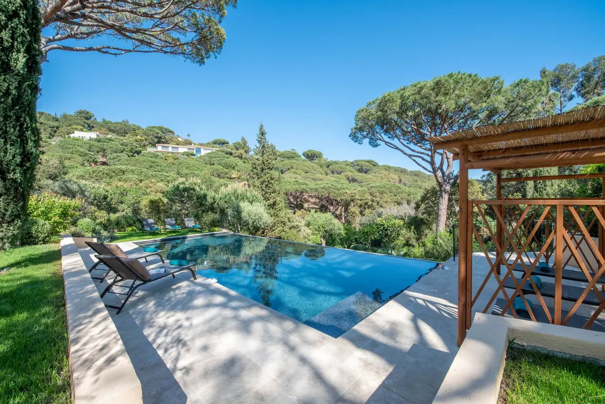 Piscine à débordement avec vue panoramique sur la nature préservée