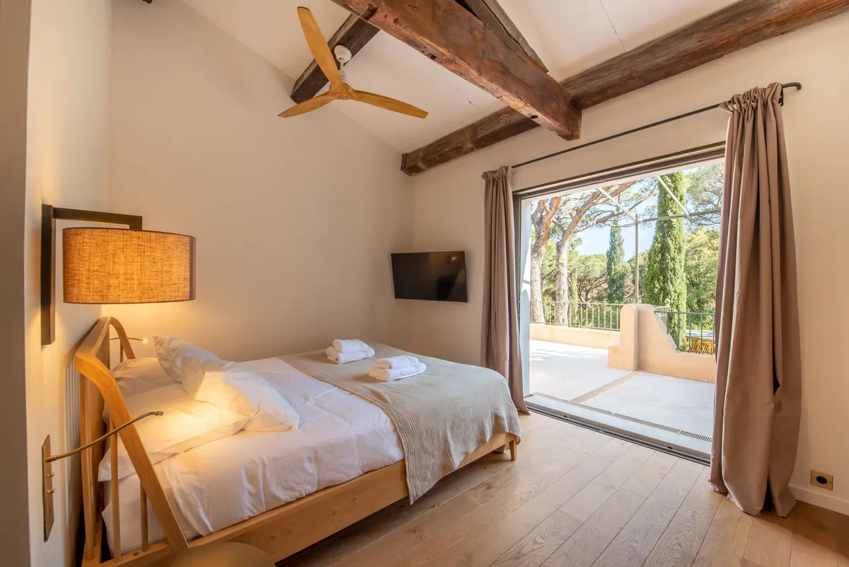 Suite lumineuse ouvrant sur une terrasse privée