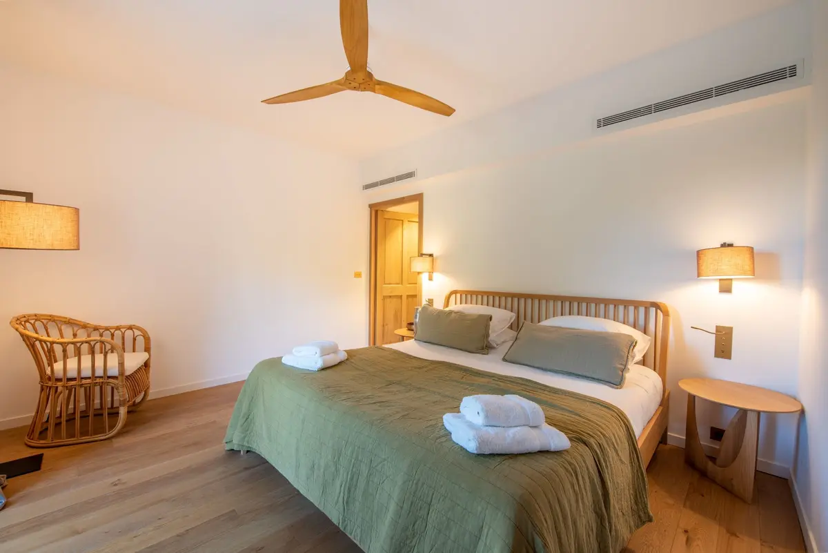 Suite aérée aux tons naturels avec ventilateur de plafond
