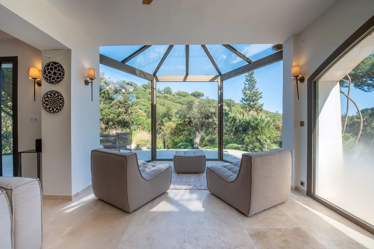 Salon-véranda vitré avec vue sur le jardin